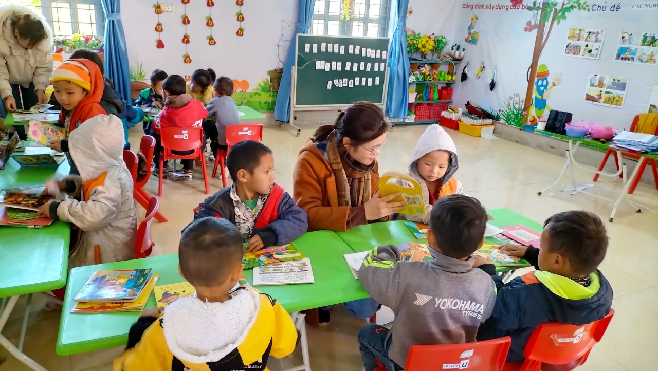 Cô Diệp cùng trẻ xem tranh truỵen